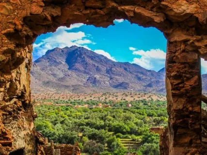 A Glimpse of Berber Hospitality and Culture
As you travel through the Sahara, you'll experience the timeless traditions of the Berber people, known for their incredible hospitality. From the moment you set foot in the desert, you are welcomed into a world of simplicity, where Berber families open their homes and hearts. Enjoy mint tea served with local delicacies, savor meals prepared with traditional ingredients, and listen to stories passed down through generations. The art and architecture of the Berber villages, with their unique earthen structures and intricate handmade crafts, reflect a deep connection to the land.